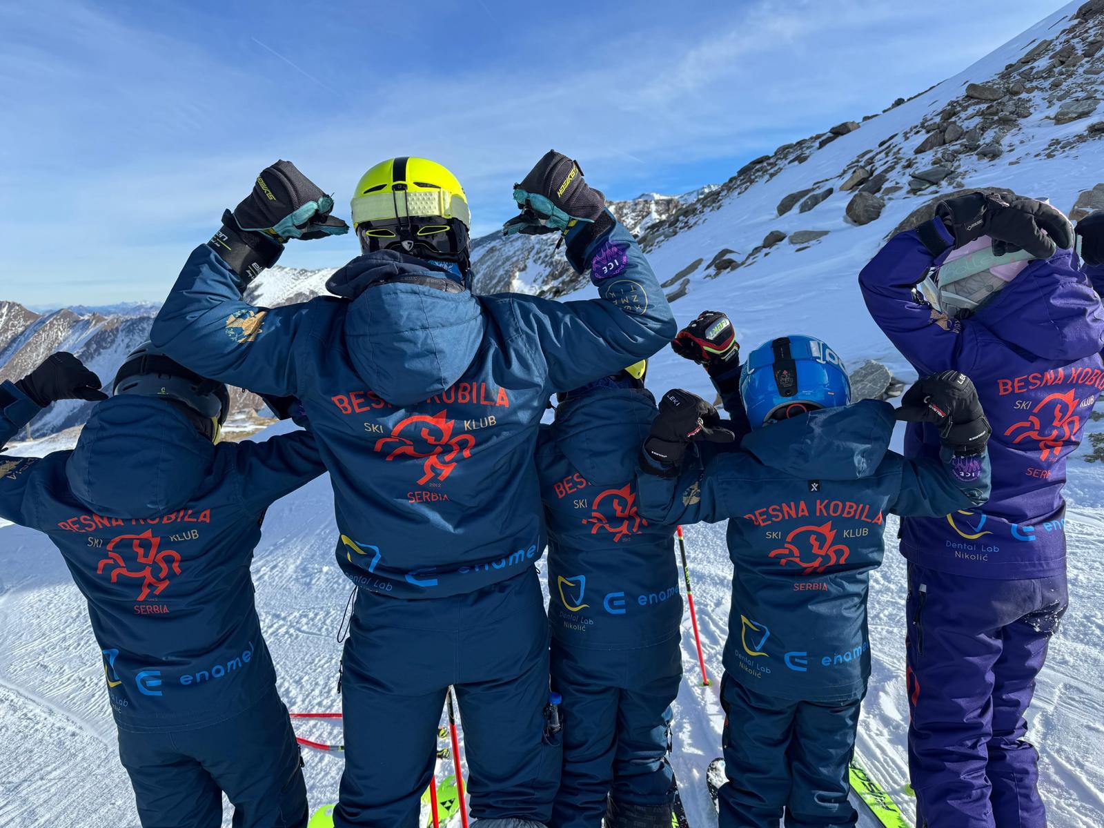 Tim Besna Kobila gleda ka planini